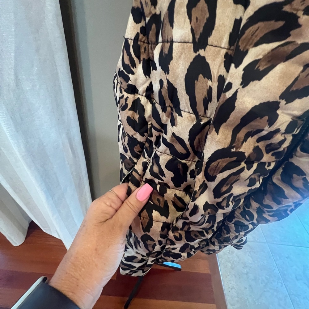 White House Black Market Animal Print puffy vest, zip up, Size Medium - Picture 6 of 13